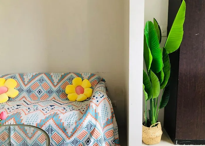 Hub Metro In Makati 100west 1br With Balcony Apartment *