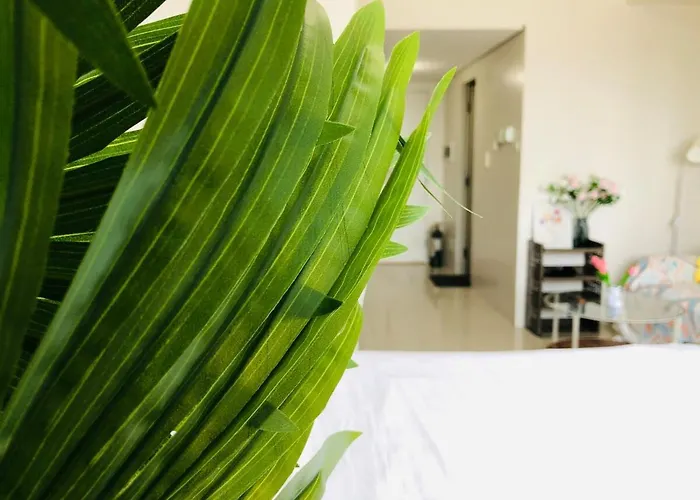 Hub Metro In Makati 100west 1br With Balcony Apartment