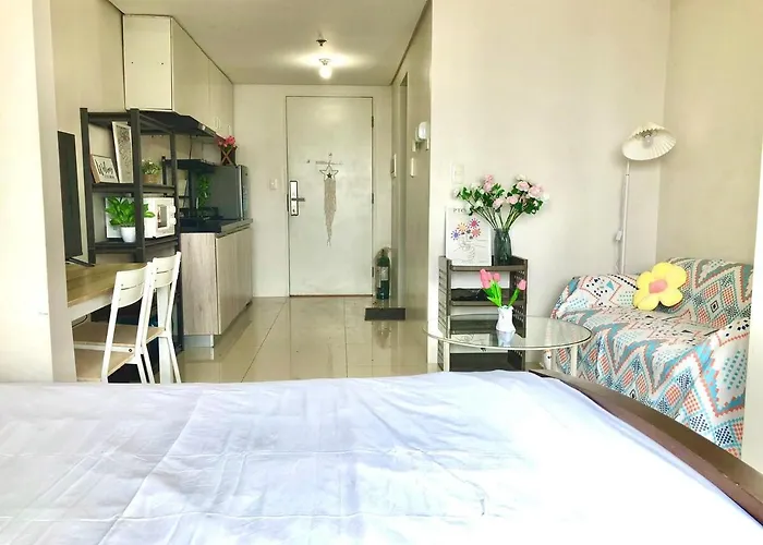 Hub Metro In Makati 100west 1br With Balcony Apartment