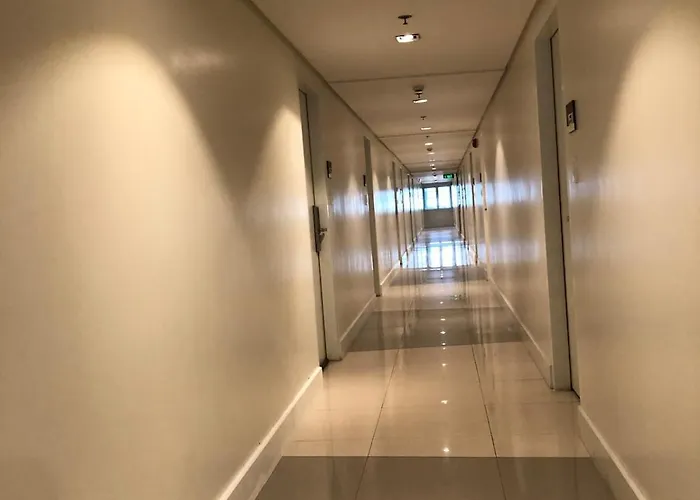 Hub Metro In Makati 100west 1br With Balcony