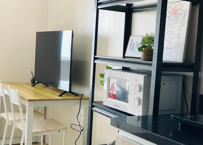 Hub Metro In Makati 100west 1br With Balcony Apartment *