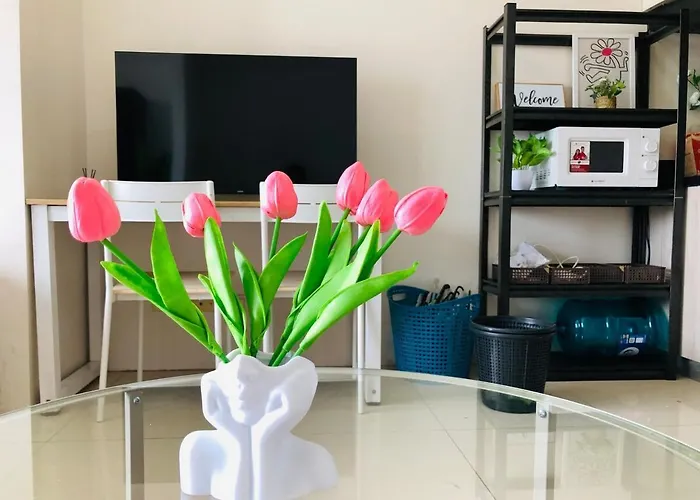 Hub Metro In Makati 100west 1br With Balcony Apartment